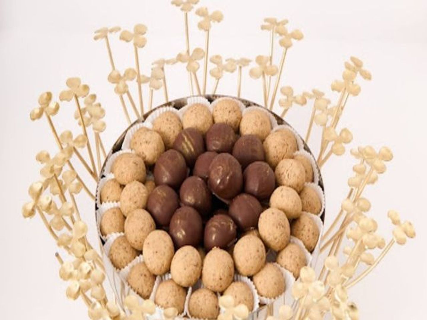 Ghuraiba Almond And Ghuraiba Chocolate Luxury Tray
