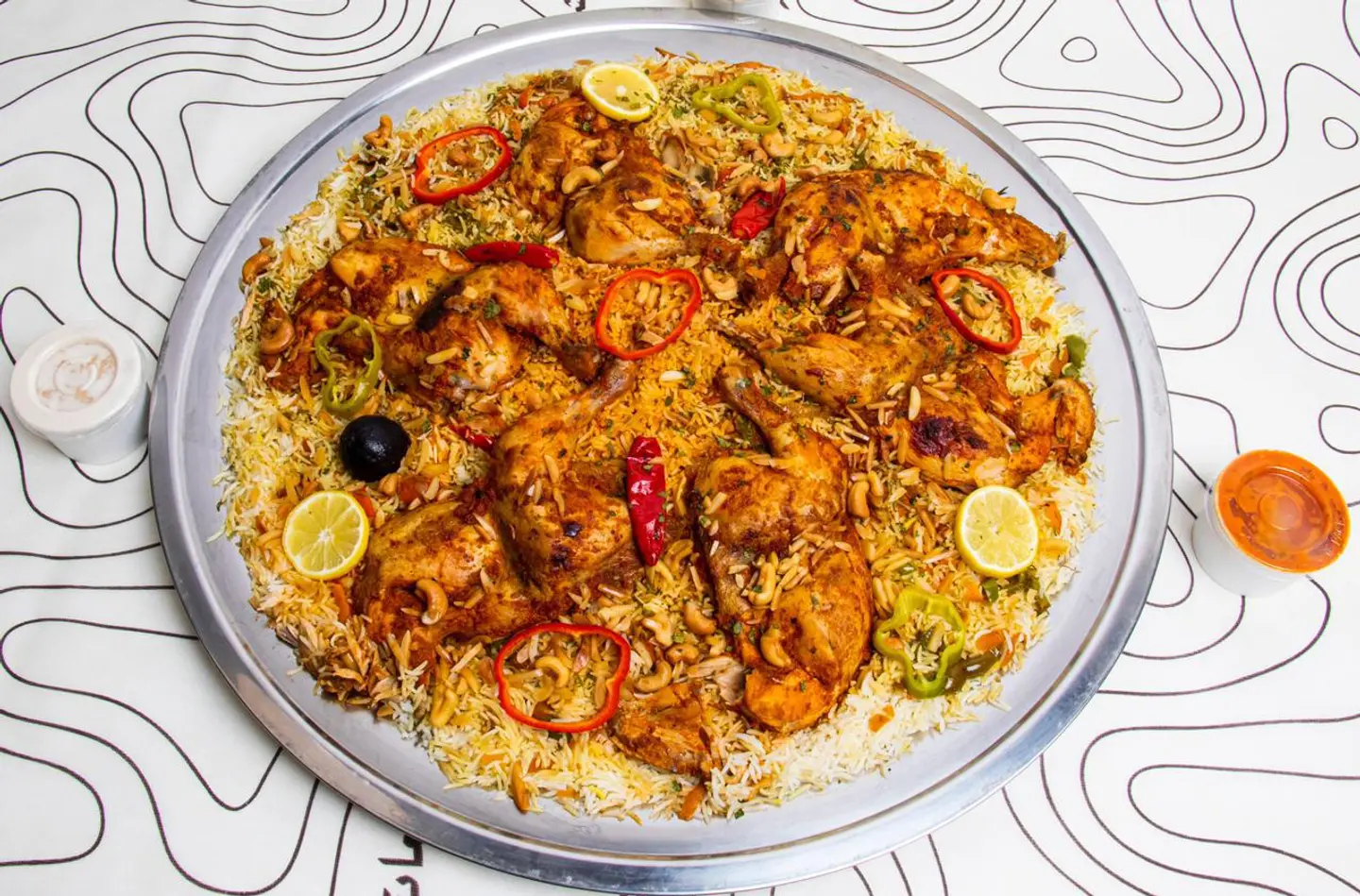 ثلاث دجاجات بنات المذن