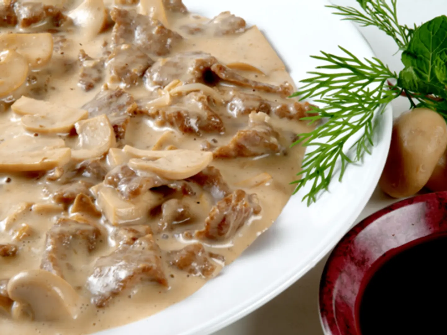 لحم بالفطر