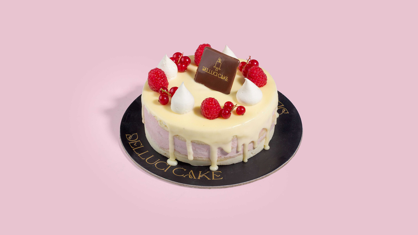 كيكة الفواكهة البرية وسط