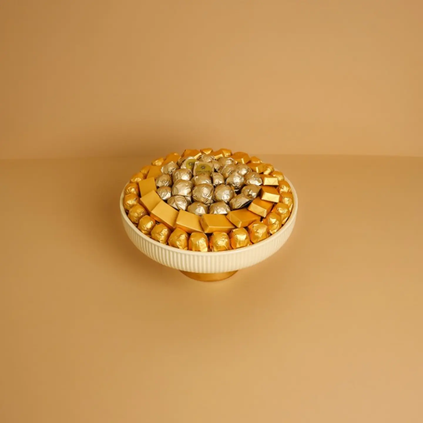 صحن شوكلاه ذهبي وسط