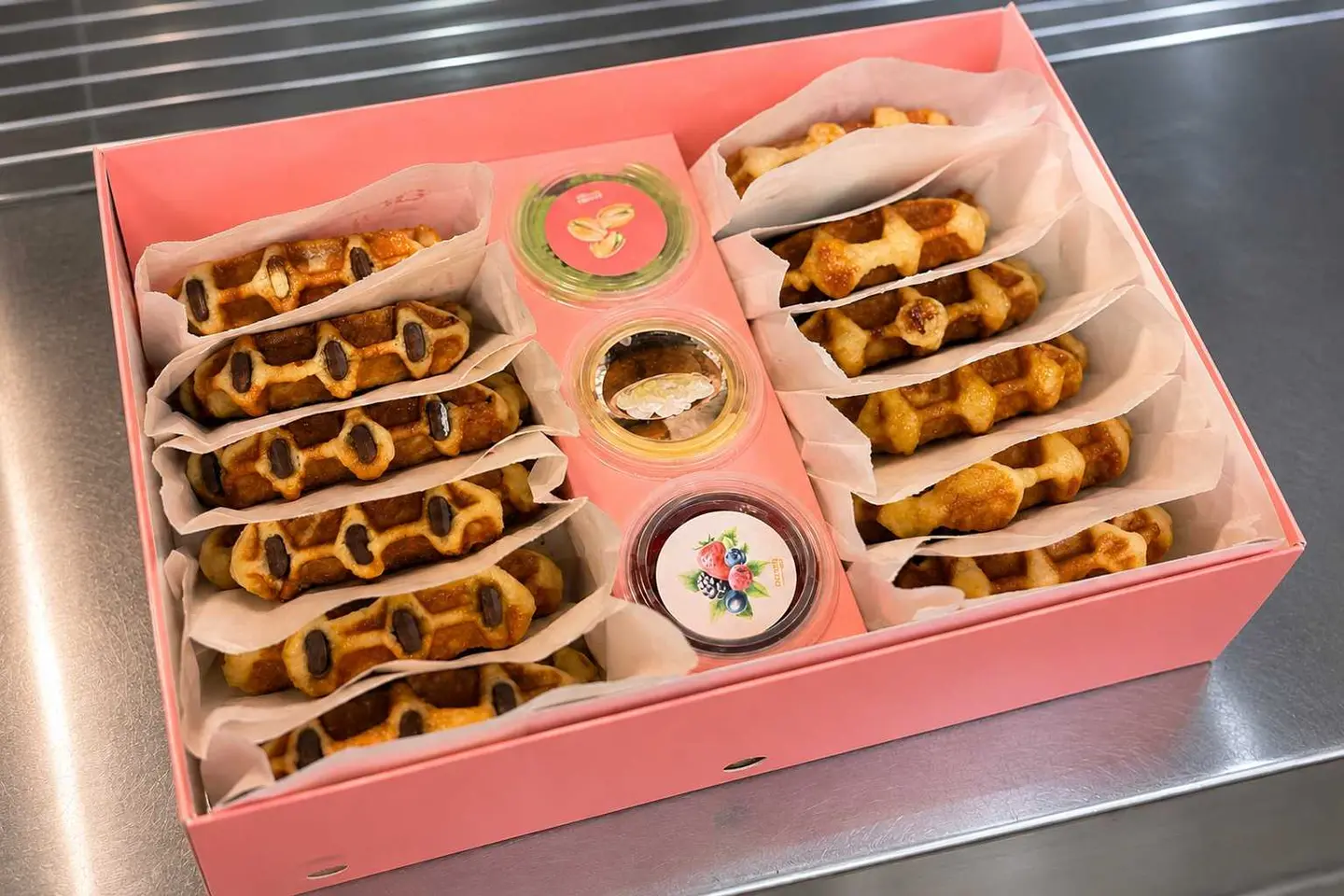 Party Box, Mix Waffles + 3 Sauces