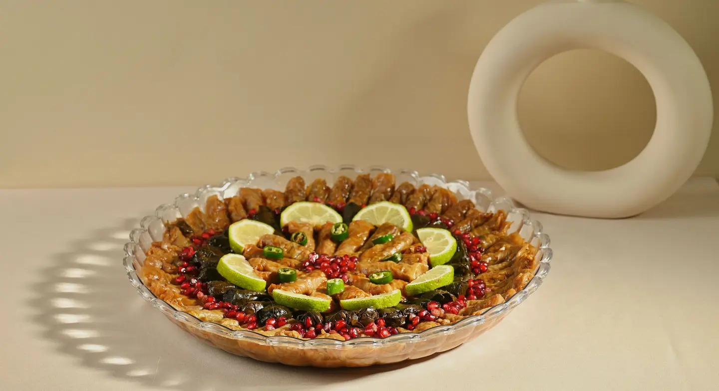 صحن ورق عنب وملفوف مشكل للمناسبات