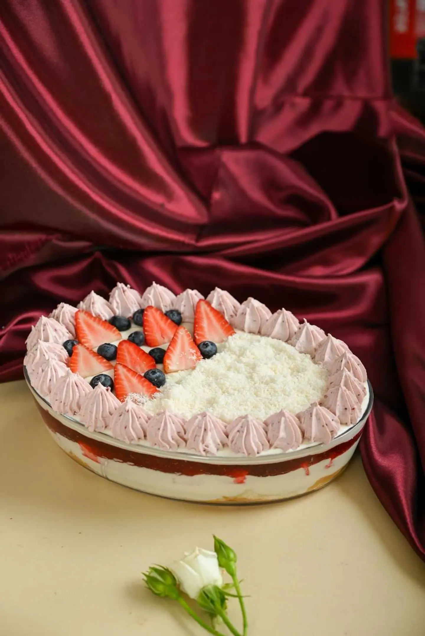 ترافل جوز الهند والتوت