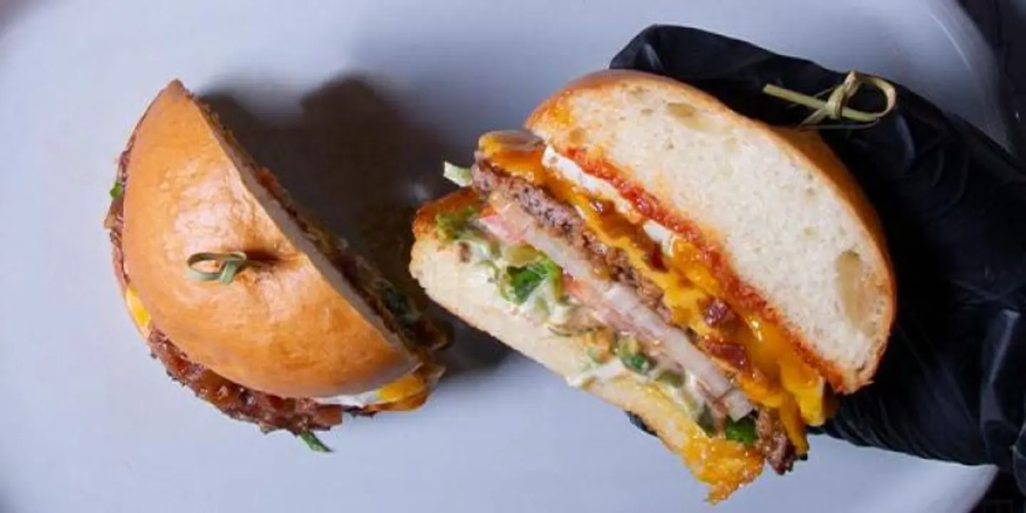 برجر اللحم المدخن مع بيكون