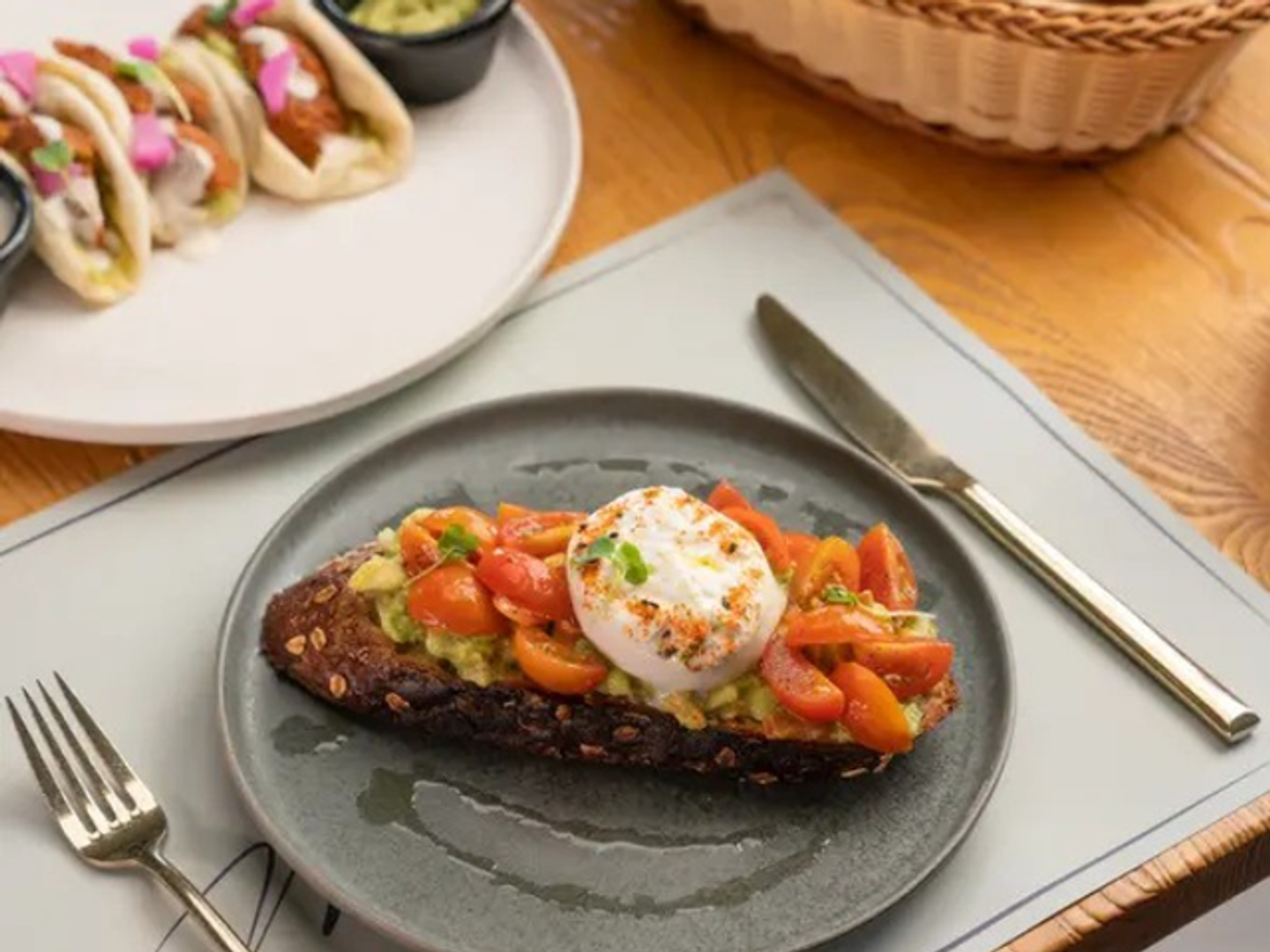 بوراتا افوكادو بروسكيتا
