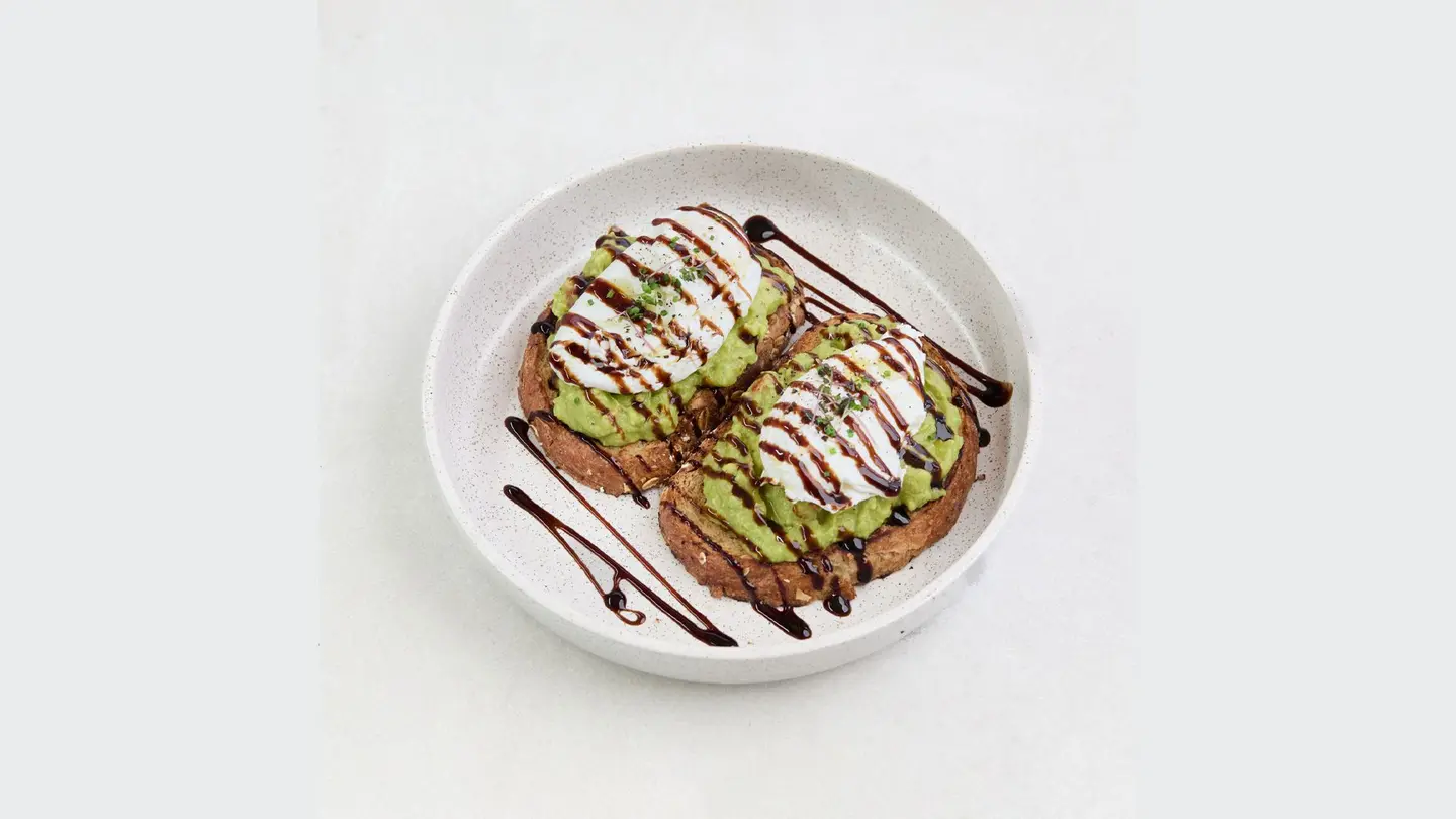 بيض مع الافوكادو