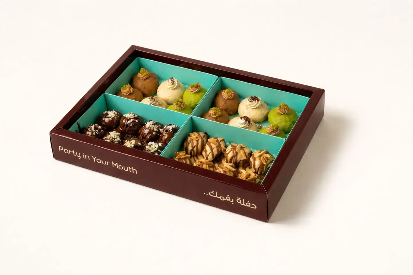 بوكس كبير(١٦ حبة) حفلة بفمك ميني ميكس كيندر وكلاسك + (١٢ حبة) فطاير حجم كبير