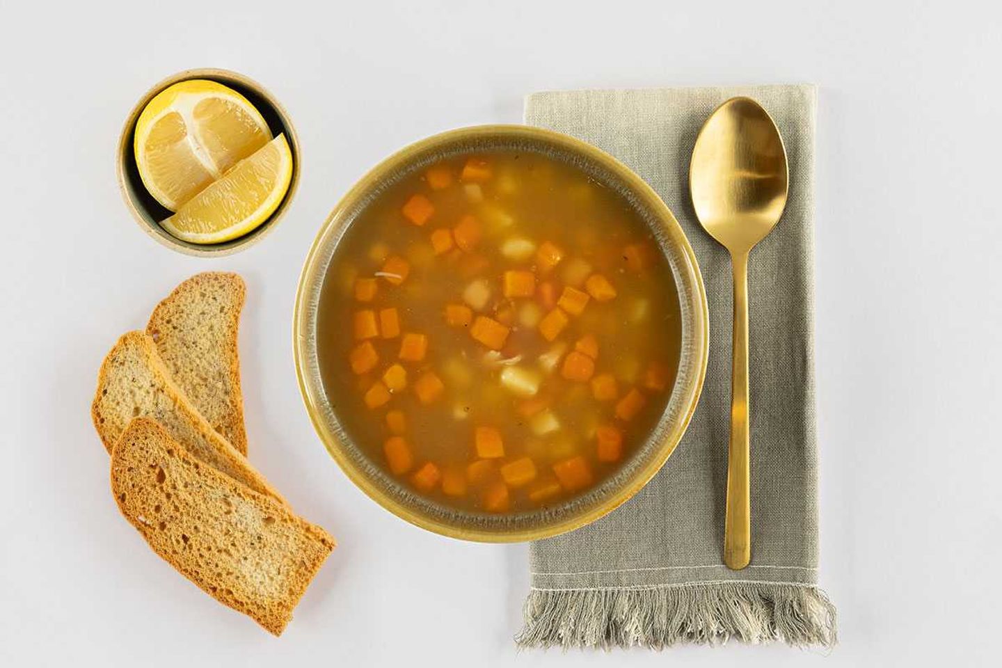 شوربة الدجاج بالشعيرية بالخضار