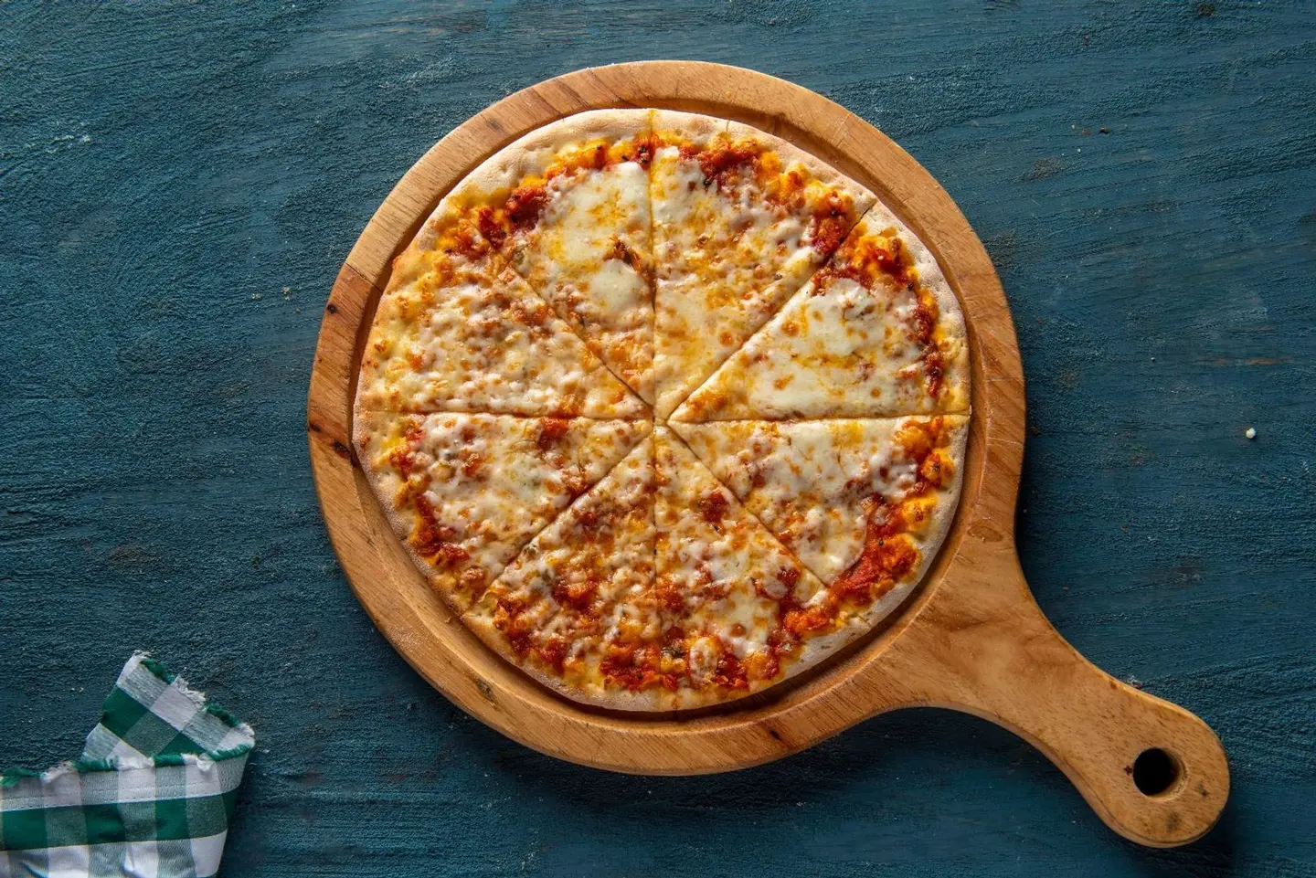 منقوشة محمرة بالجبن