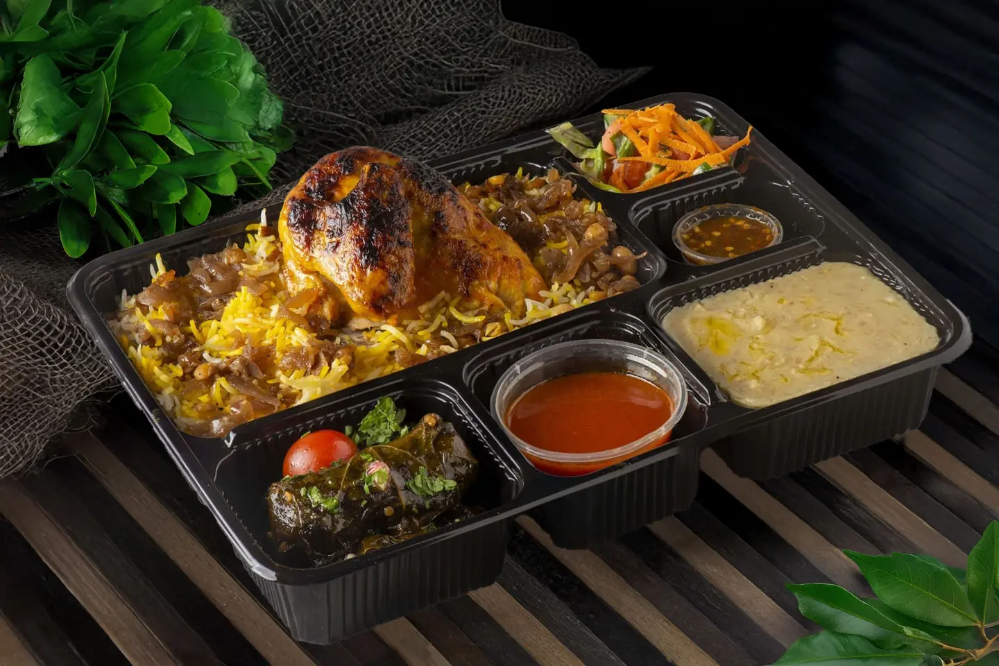 الوجبة الشاملة ( ربع حبة مجبوس + هريس + سلطة + دولمة)