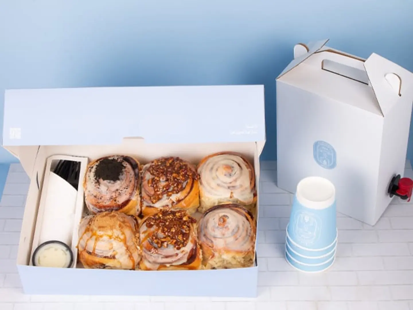 بوكس سينابون مع لتر قهوة اليوم