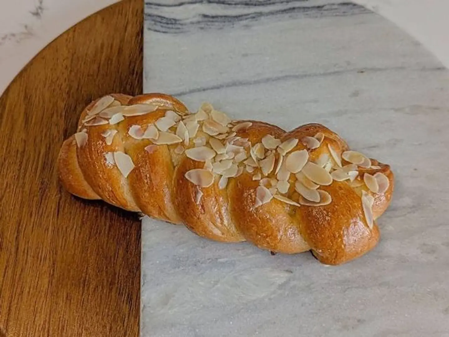 بريوش اللوز