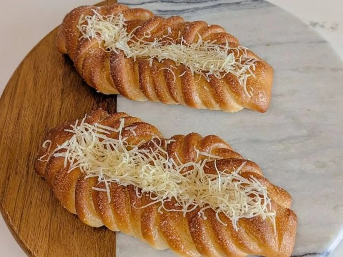 عسل وجبنة