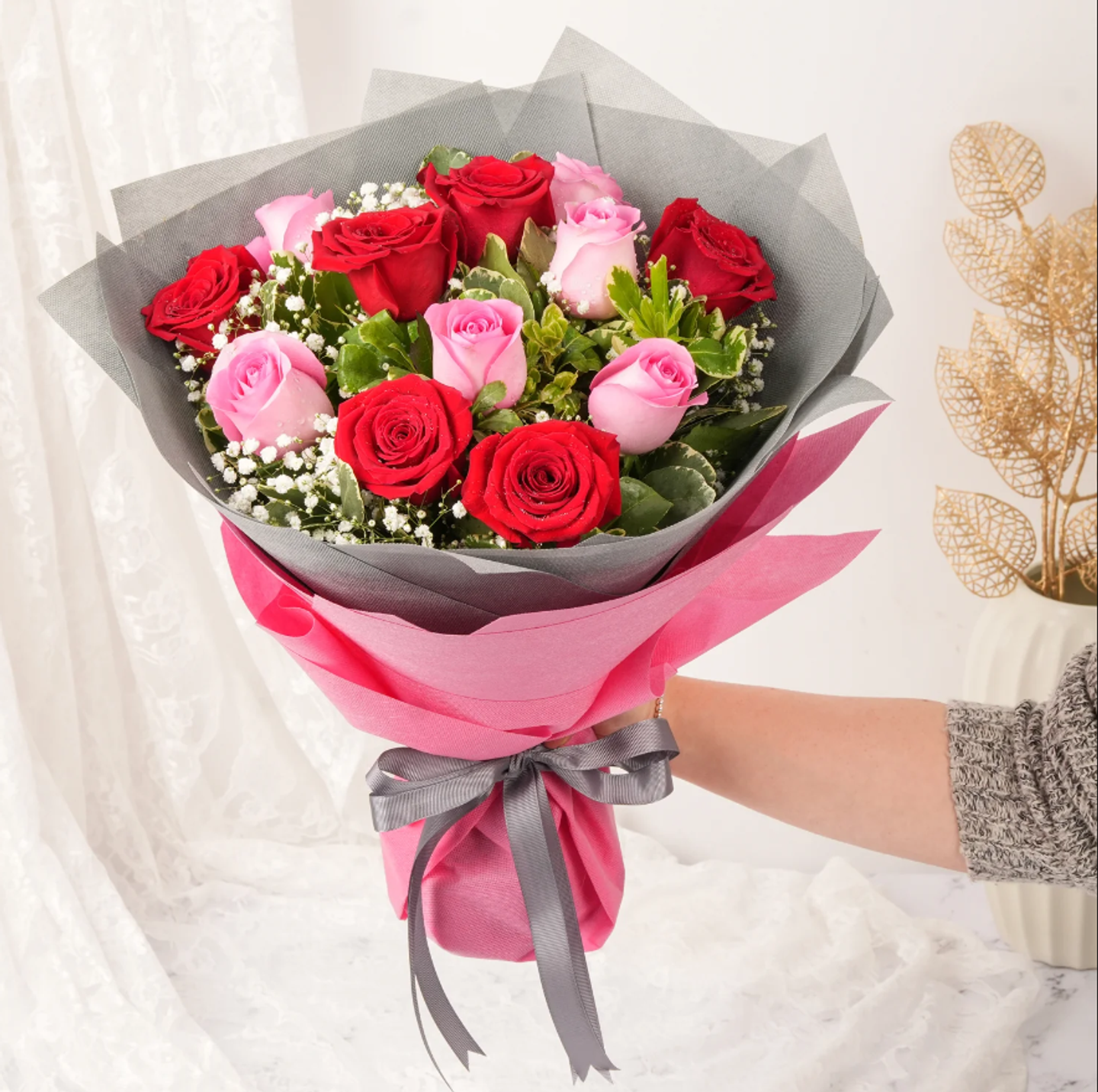 6 باقة ورد و 6 ورد أحمر