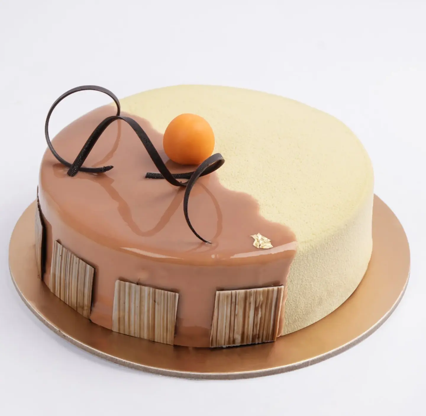 Luxurious White Chocolate Fudge Cake