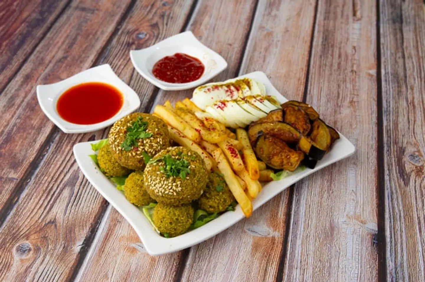 صحن فلافل مشكل مع البيض