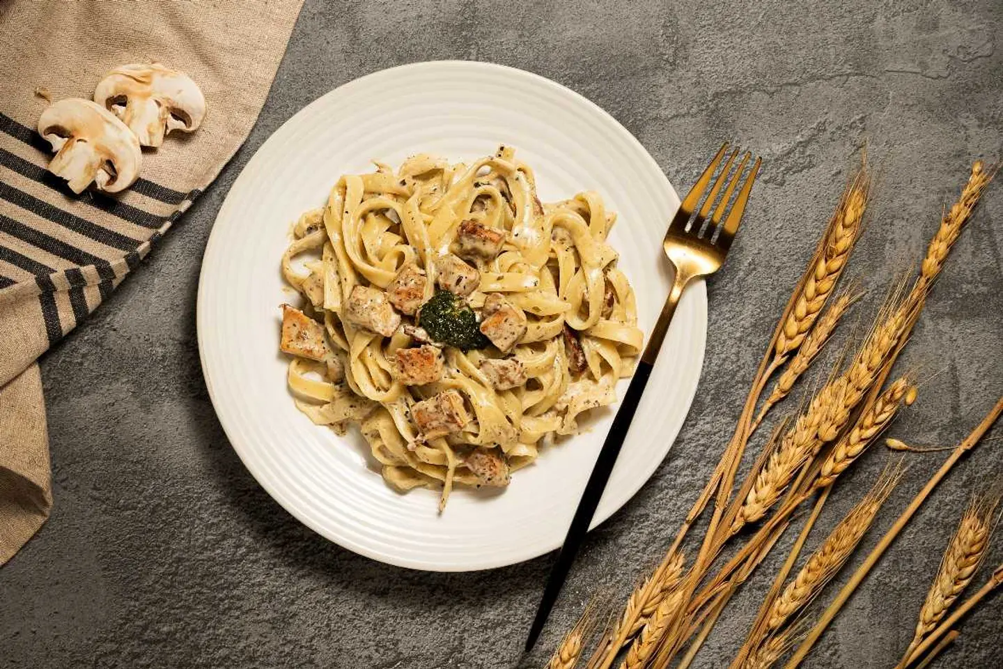 Fettuccine Alfredo Pasta With Chicken