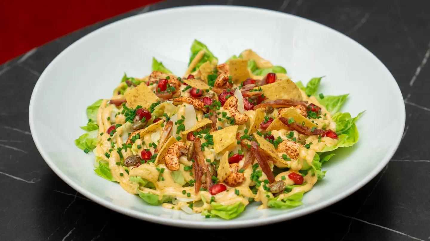 سلطة الطحينية ﺑﺎلتمر والكاجو