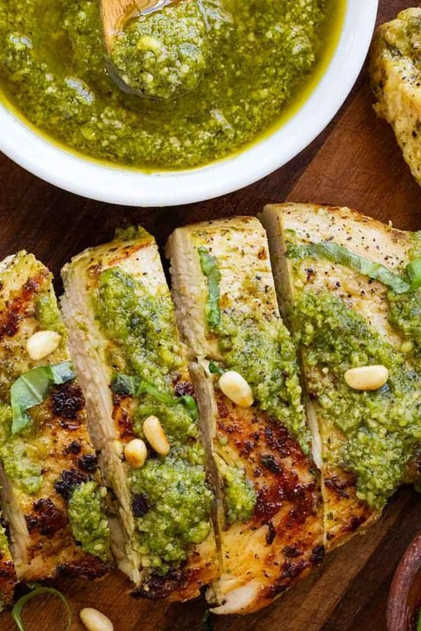 وجبة دجاج بالكسبرة بيستو