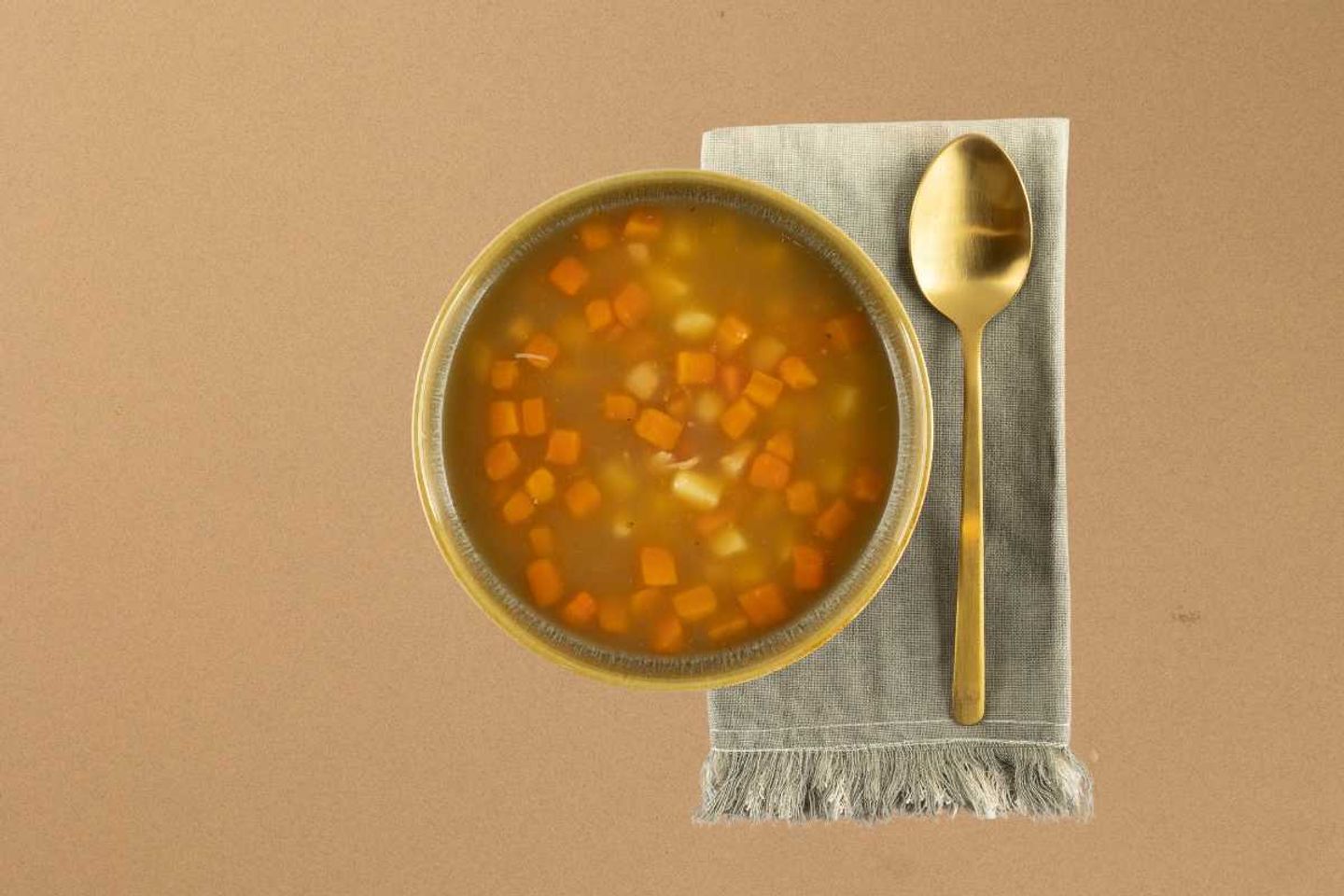شوربة الدجاج بالخضار والشعيرية