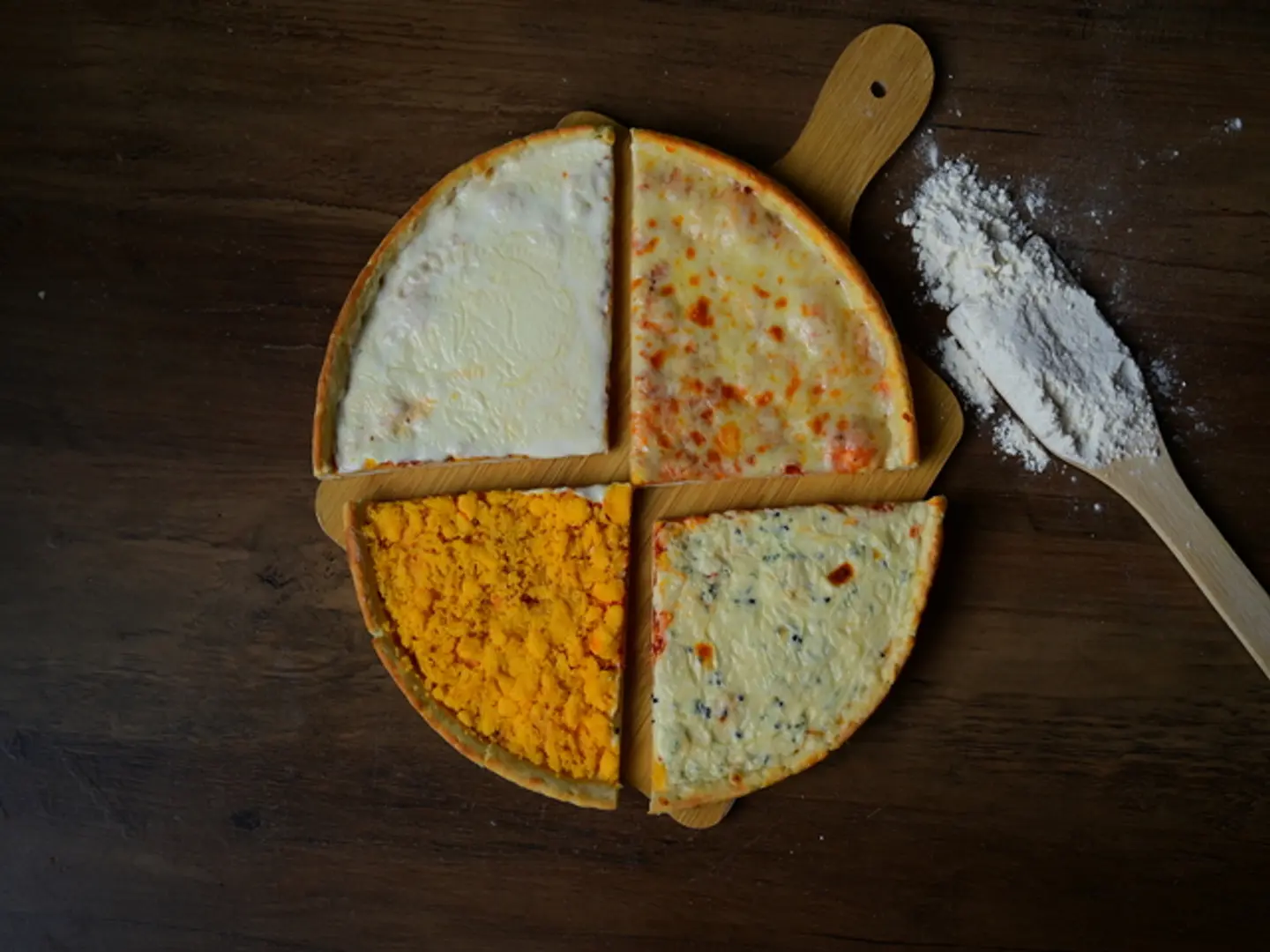 بيتزا الاجبان الاربعه وسط