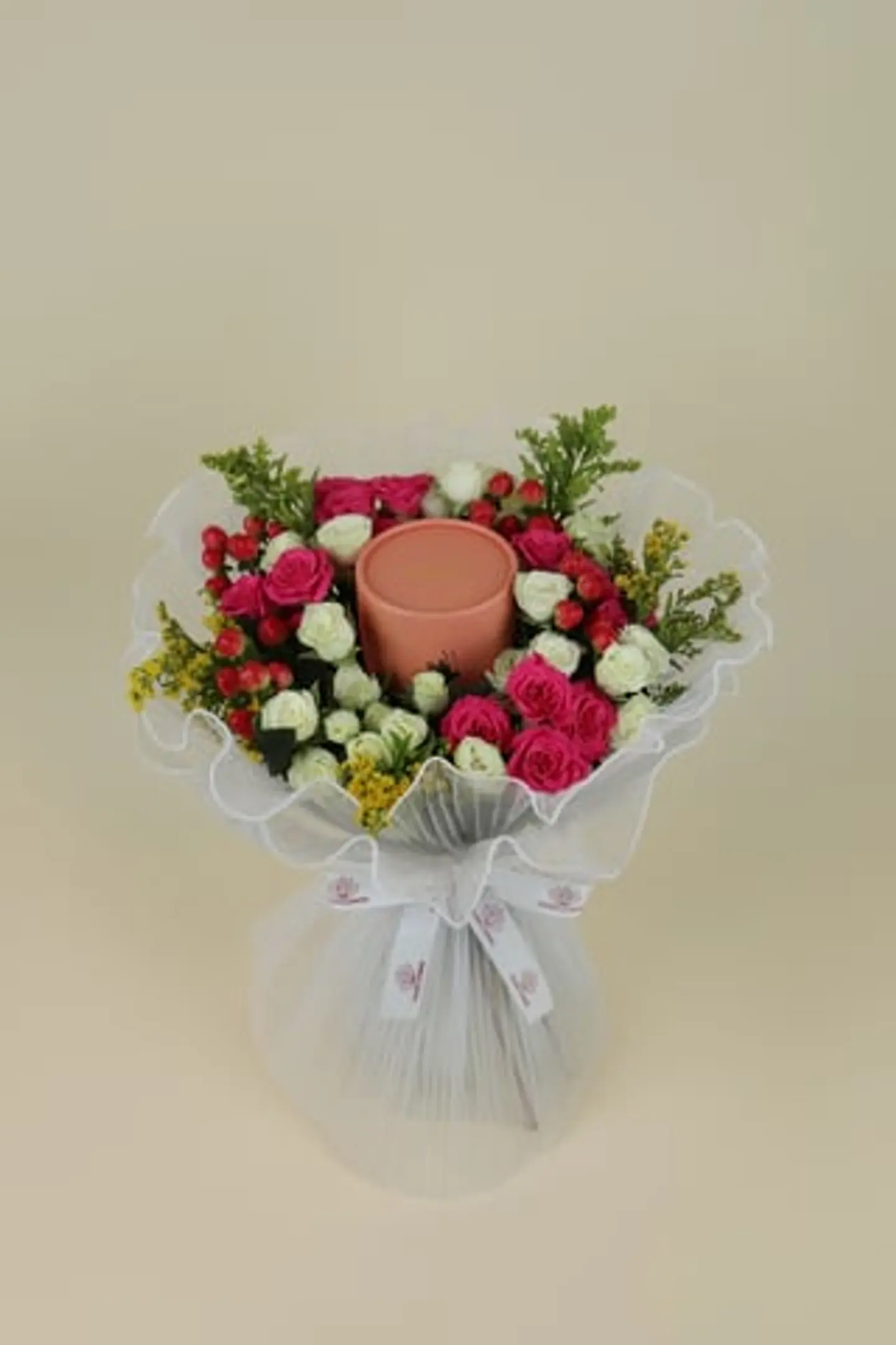 بوكيه ورد راقي مع شوكولاتة أنوش