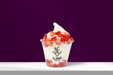 زبادي مثلج بقطع الفراولة