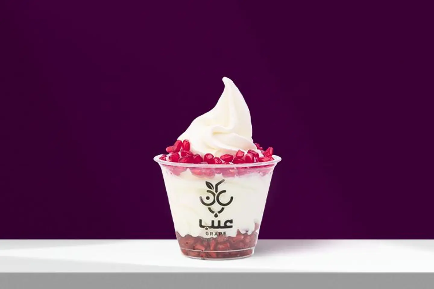 زبادي مثلج بحبيبات الرمان