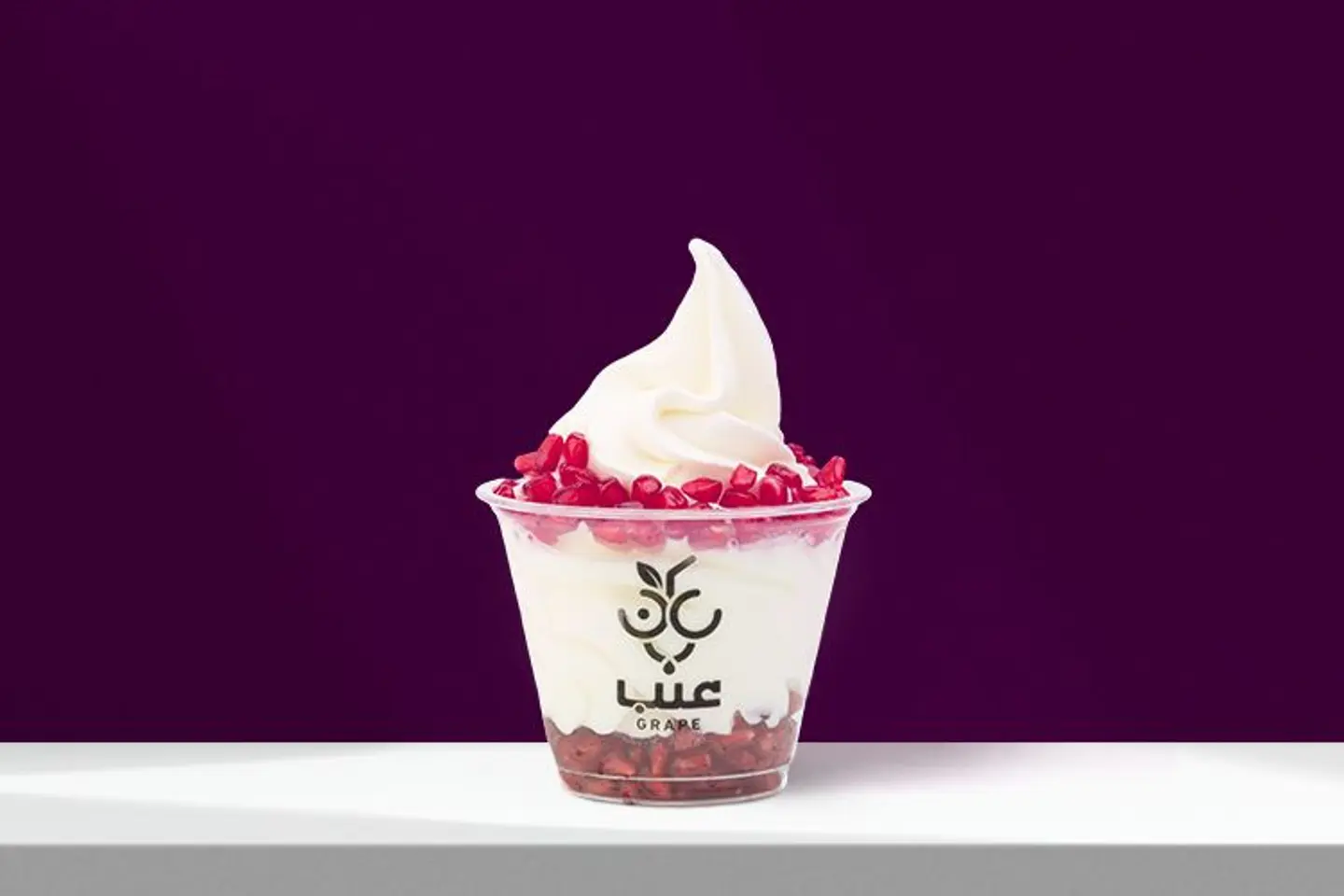 زبادي مثلج بحبيبات الرمان