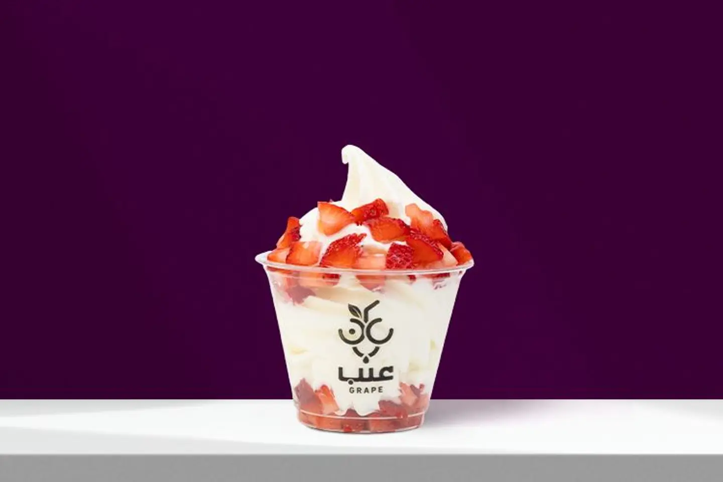 زبادي مثلج بقطع الفراولة