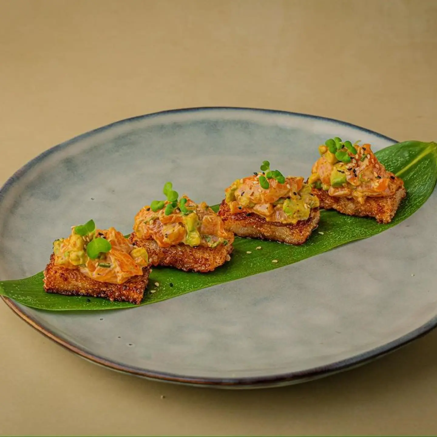 سلمون وأرز مقرمش