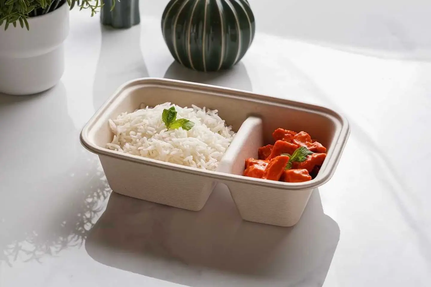 دجاج كاري مع أرز أبيض .