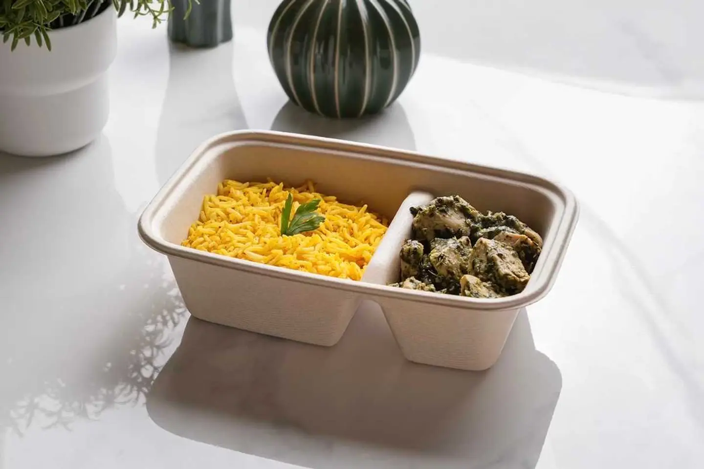 دجاج ملوخية مع أرز مندي .