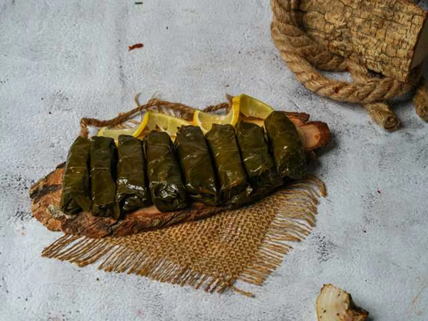 صحن ورق عنب ( 16 حبة )