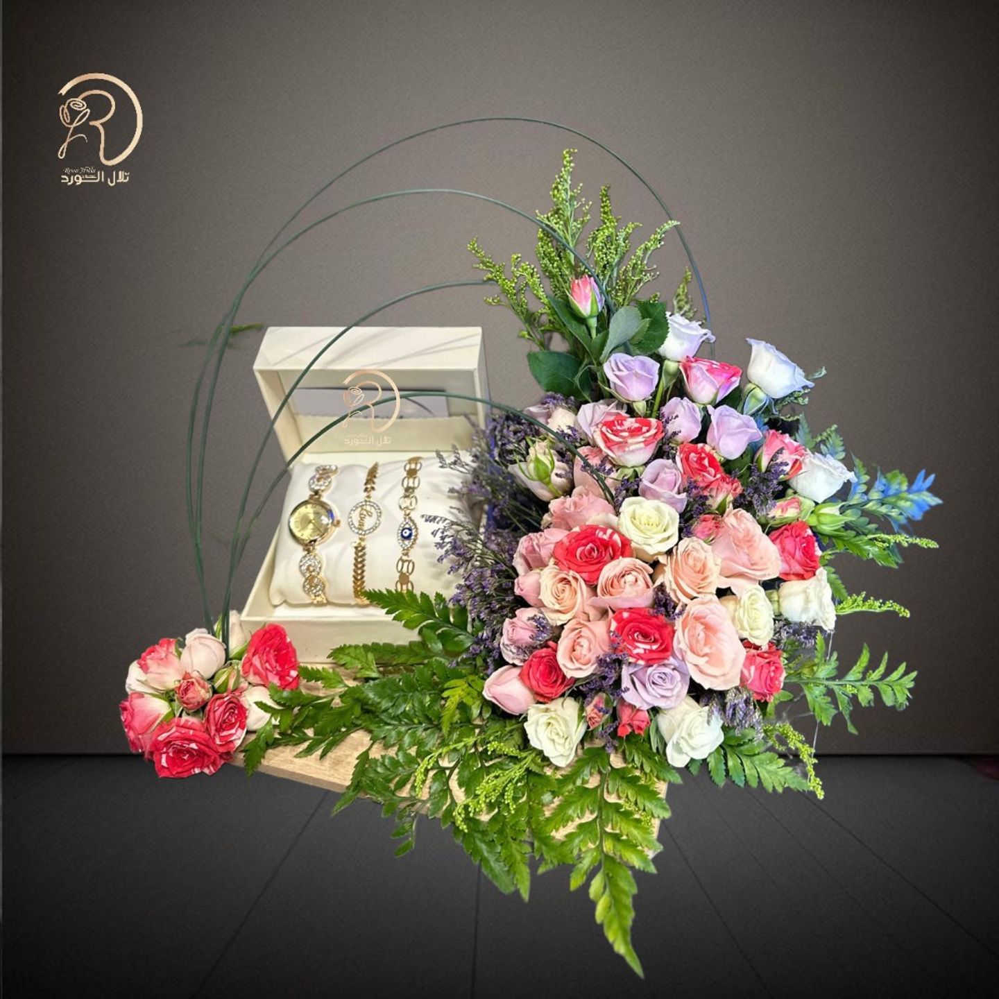 تنسيق استاند فاخر يضم ساعه بتصميم راقي واساور تضيف سحرا خاصا و ورود طبيعيه تعبر عن صدق المشاعر