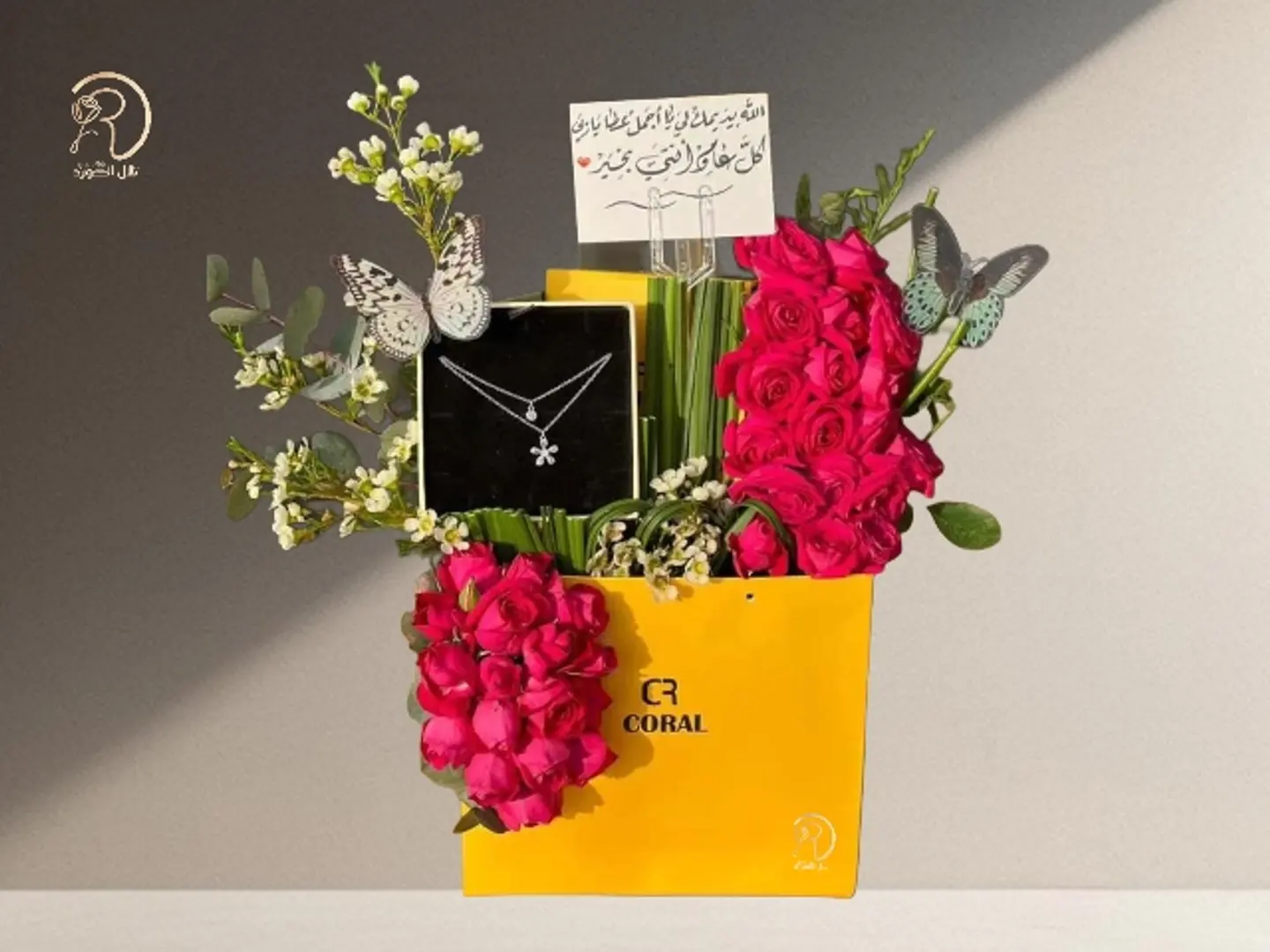 A Luxurious Combination Of Roses With A Distinctive Necklace