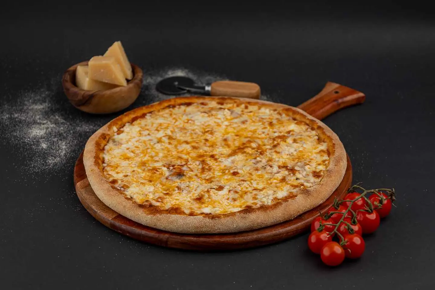 بيتزا الأجبان الأربعة كبيرة