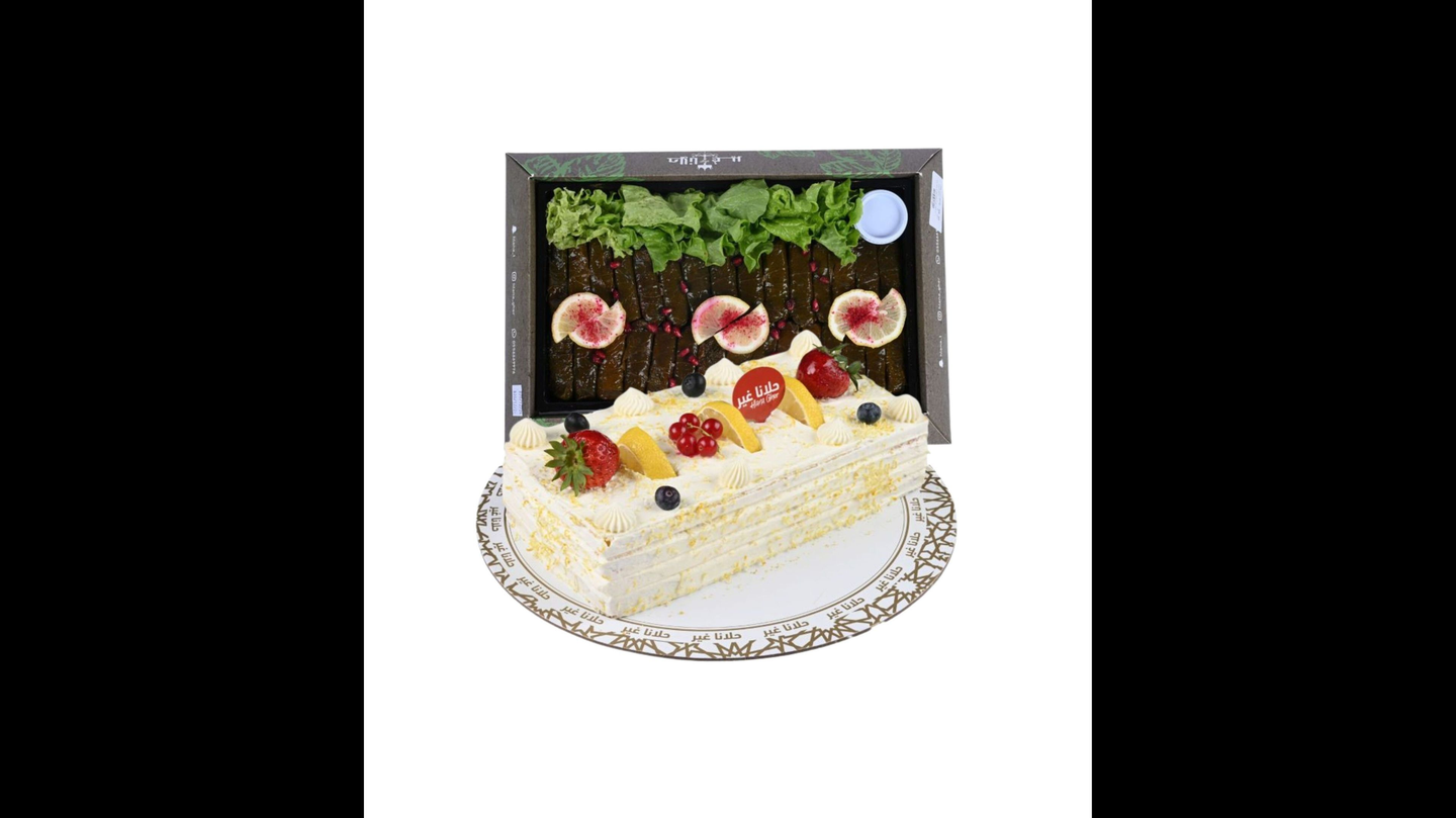 عرض كيكة الليمون مستطيل وورق عنب كبير