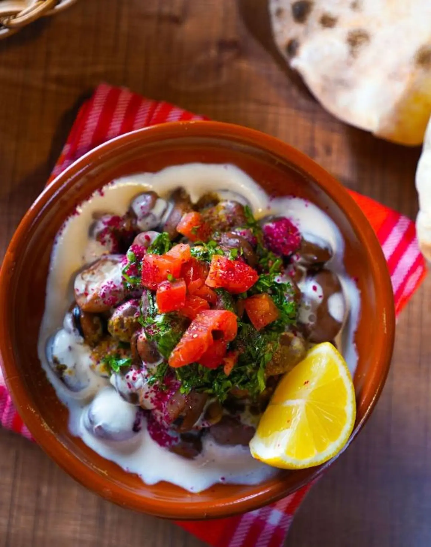 صحن فول بالطحينة