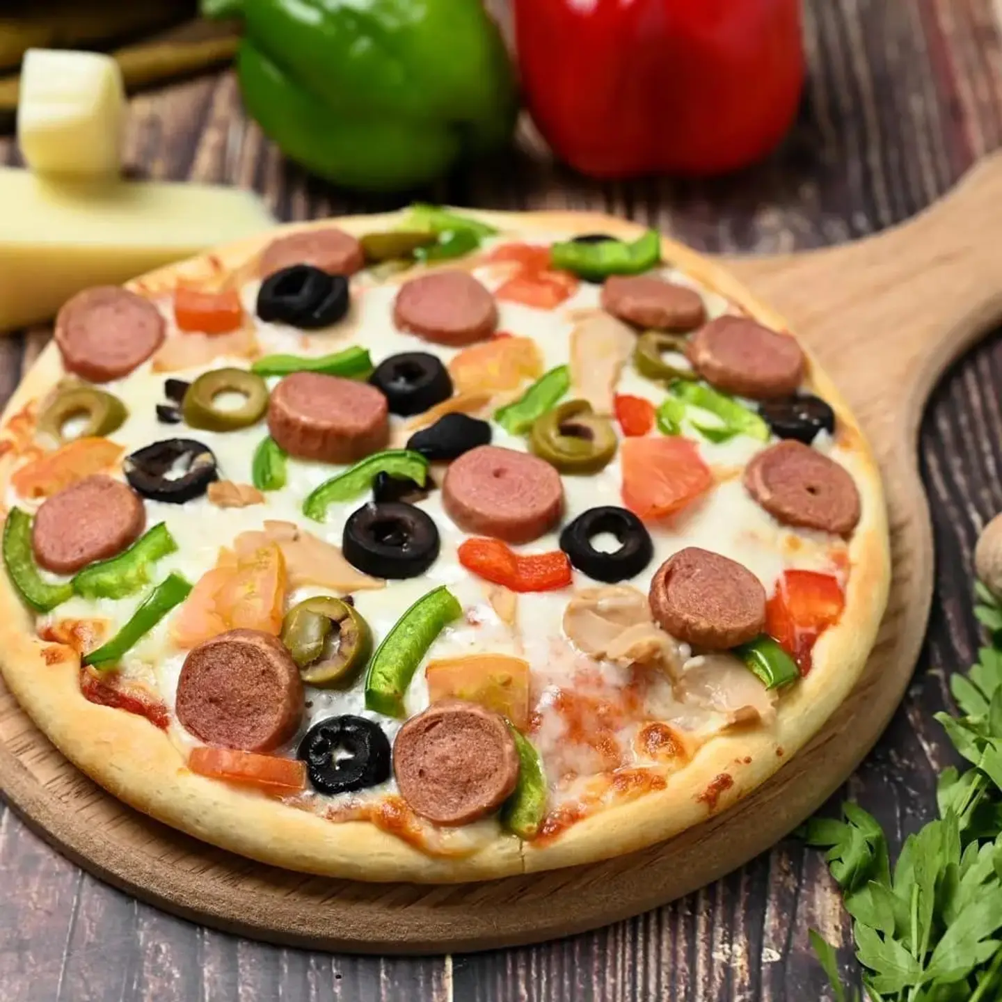 بيتزا نقانق وسط