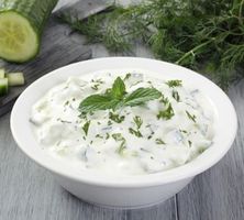 سلطة خيار باللبن