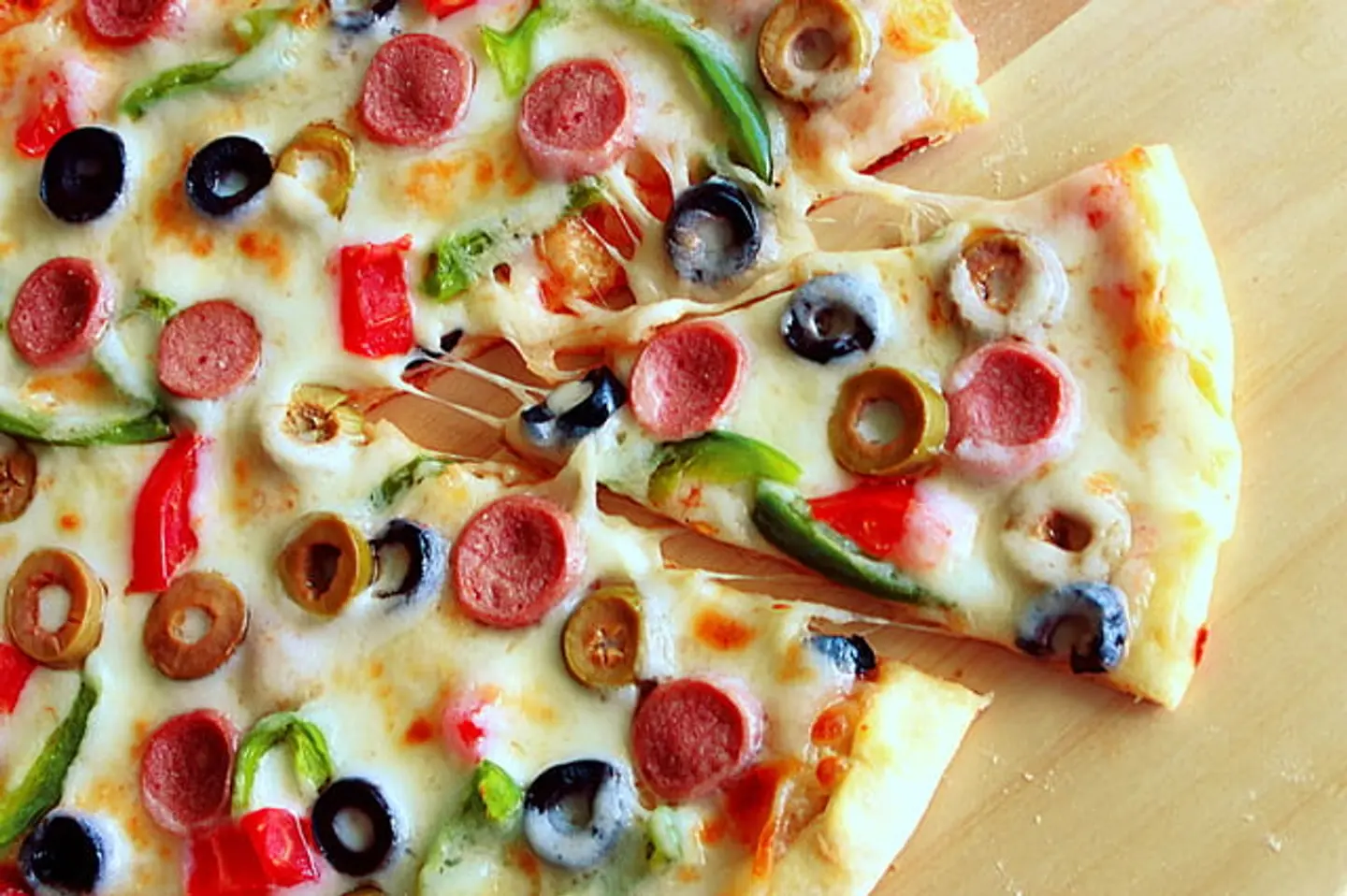 بيتزا نقانق