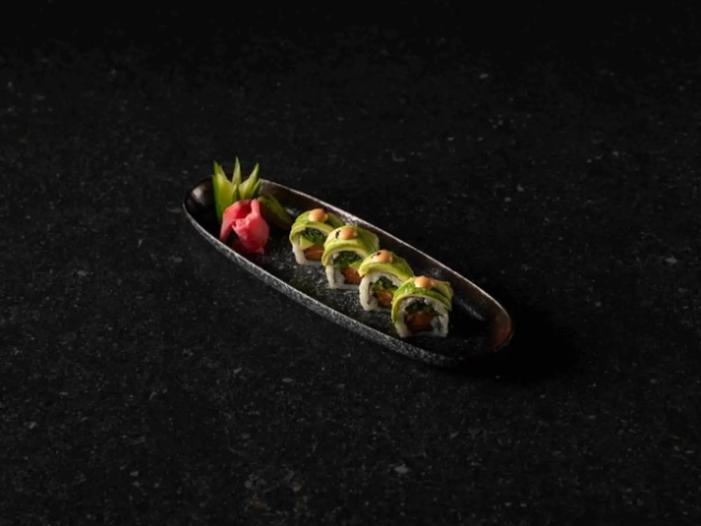 أفوكادو سلمون نيء