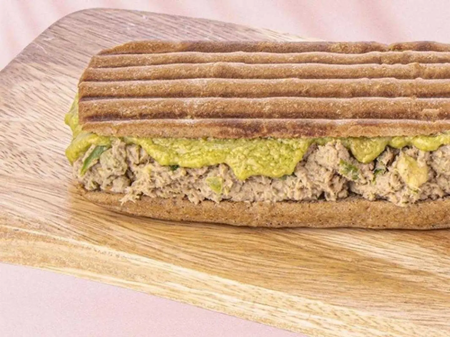 ساندويتش تونة أفوكادو الحار