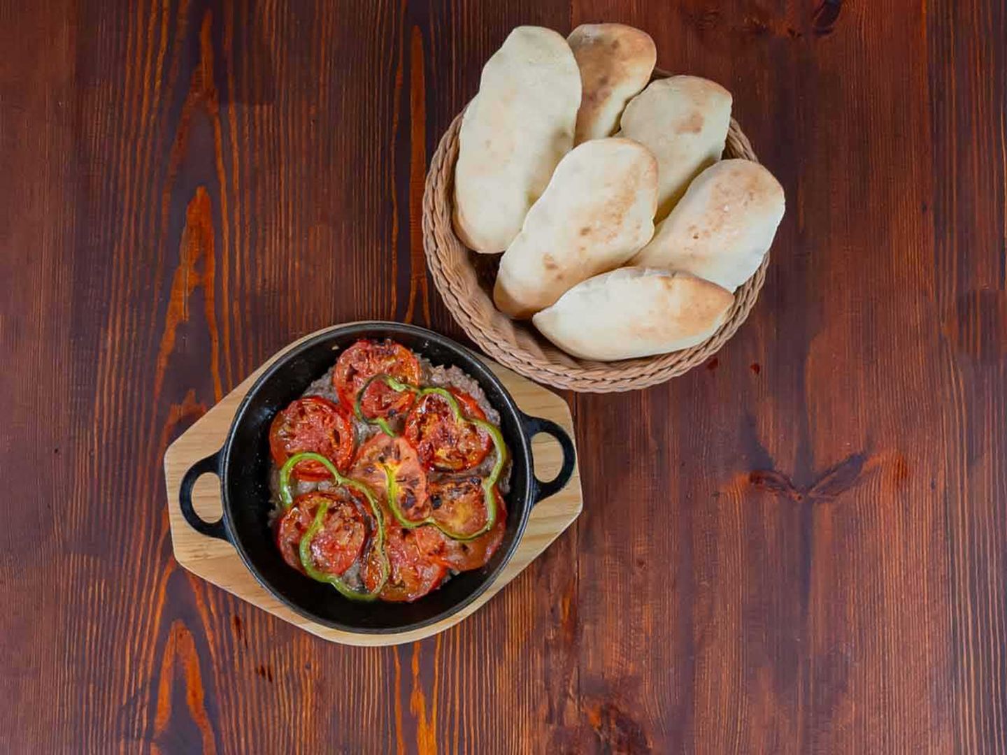 لحمة بالصينية (بالبندورة)