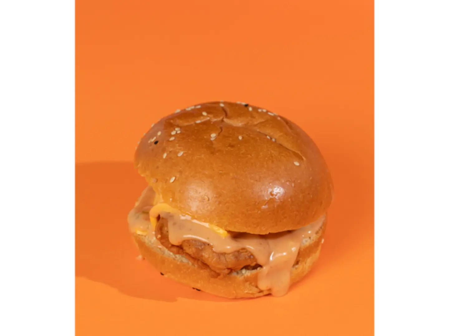 برجر دجاج مقلي ميبل سيراشا