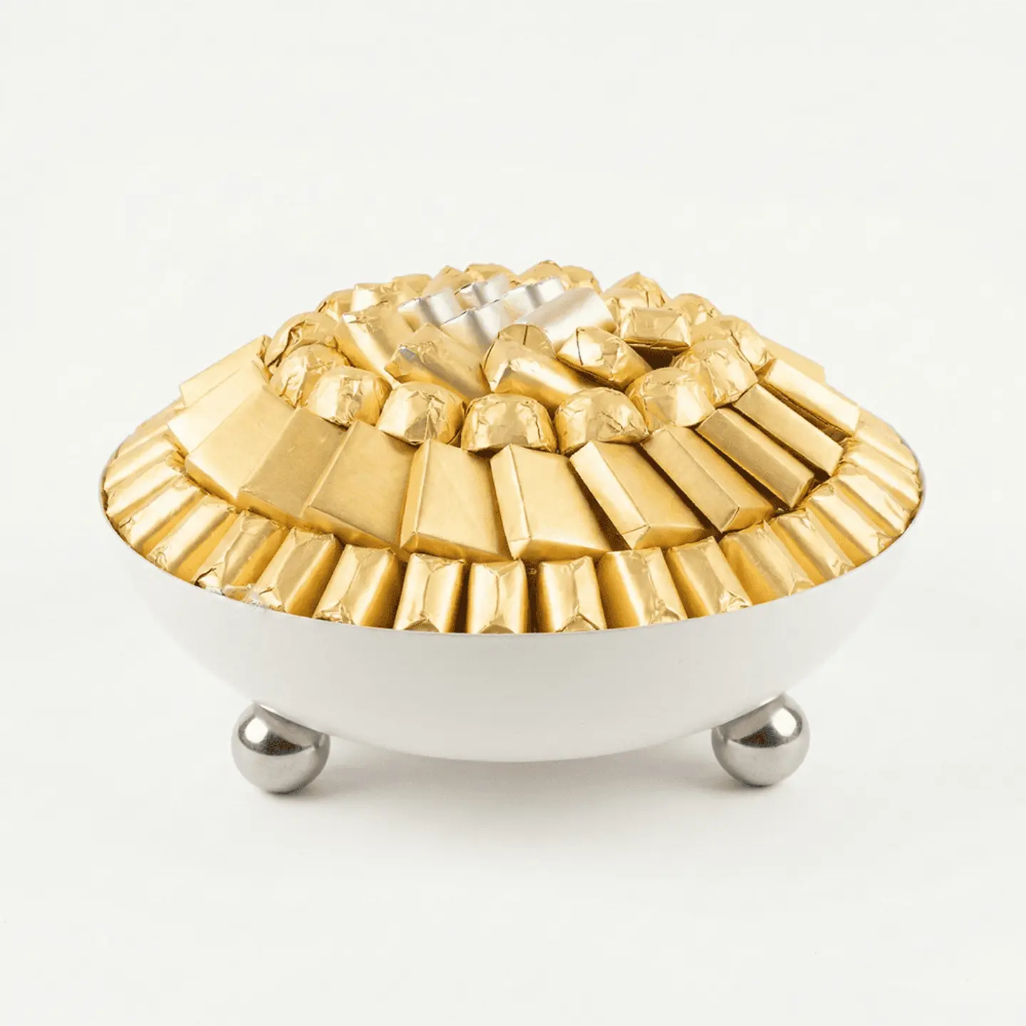 صينية تقديم بيضاء بقاعدة معدنية دائرية دبليو ثلاثة