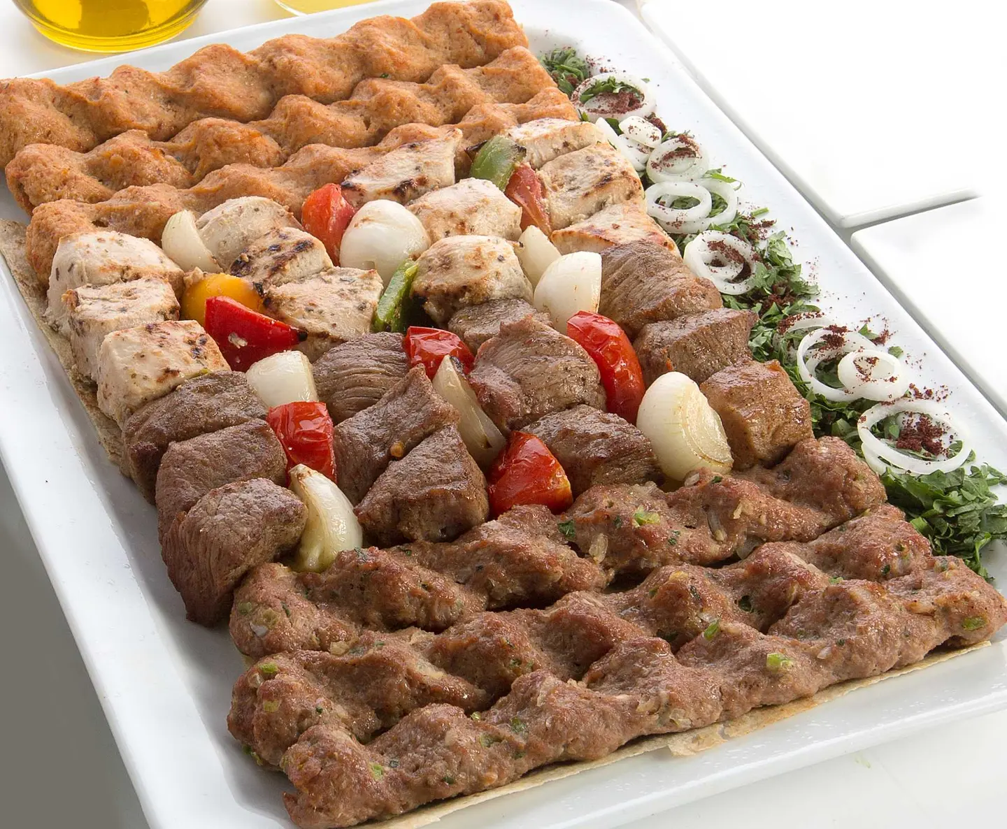 جاط مشكل لـ ٣ أشخاص