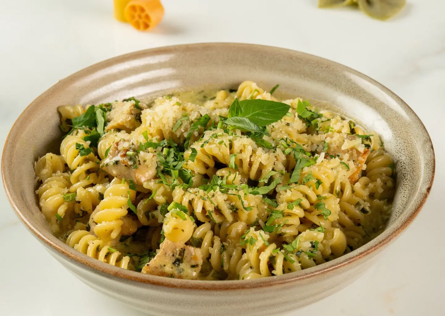 فوزيلي الدجاج والبيستو